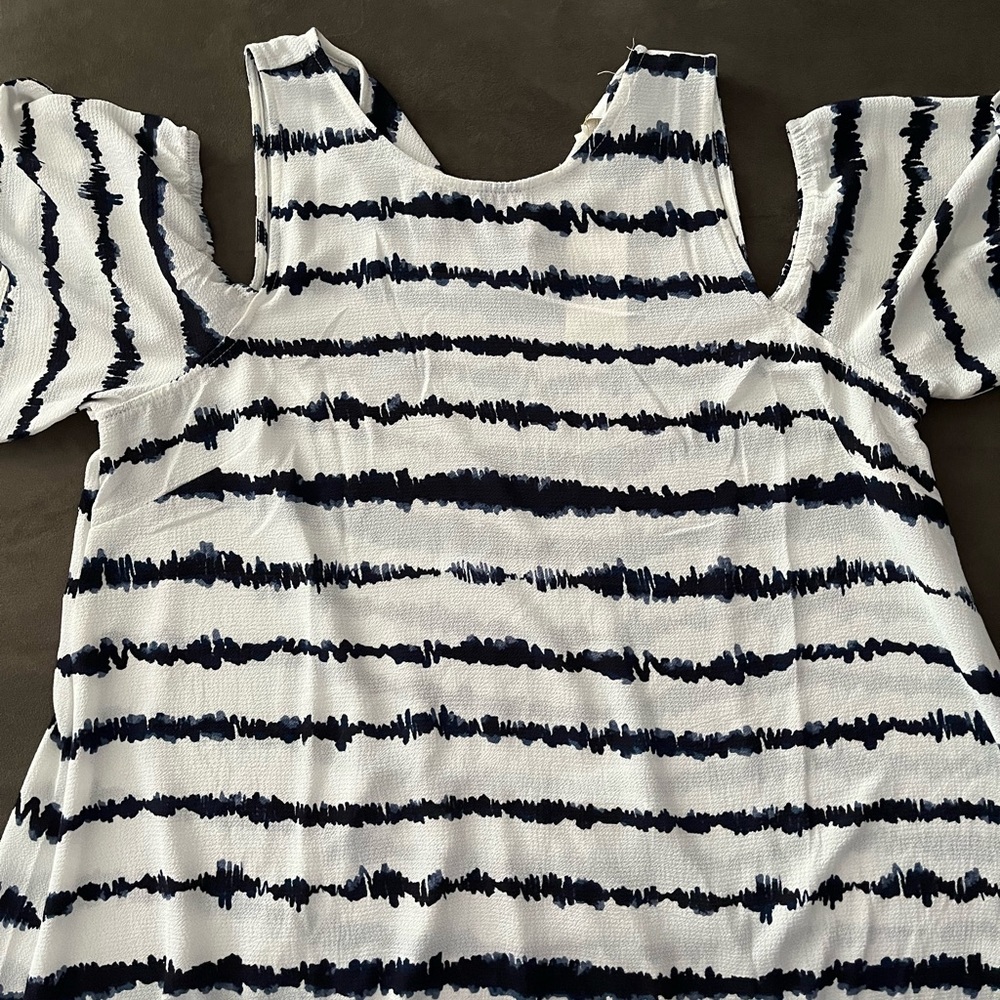 Mud pie Lawson cold shoulder top NWT